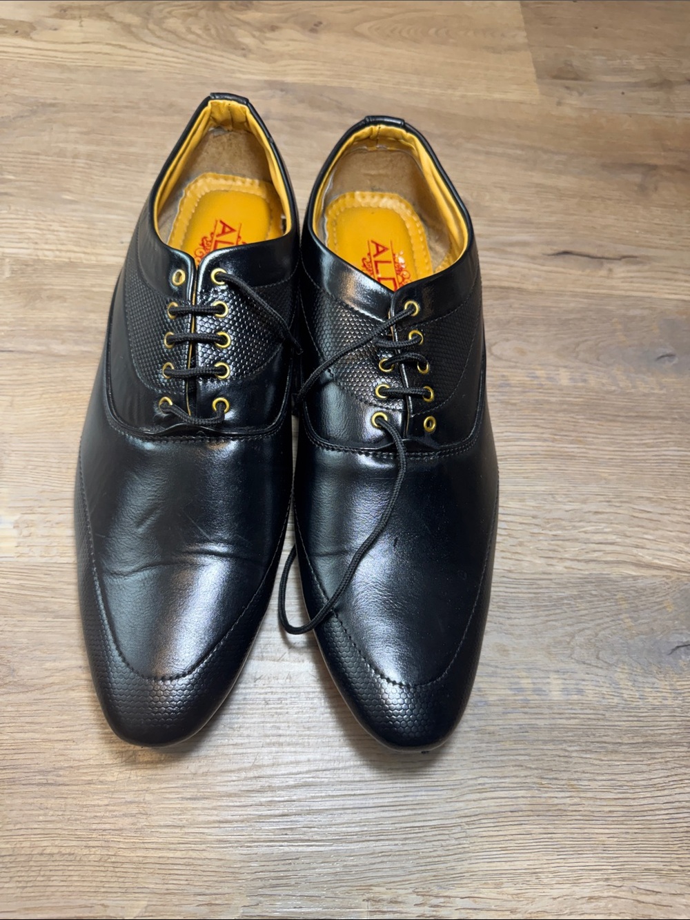 Aldo Black Leather Oxfords with Yellow Lining, New No Box